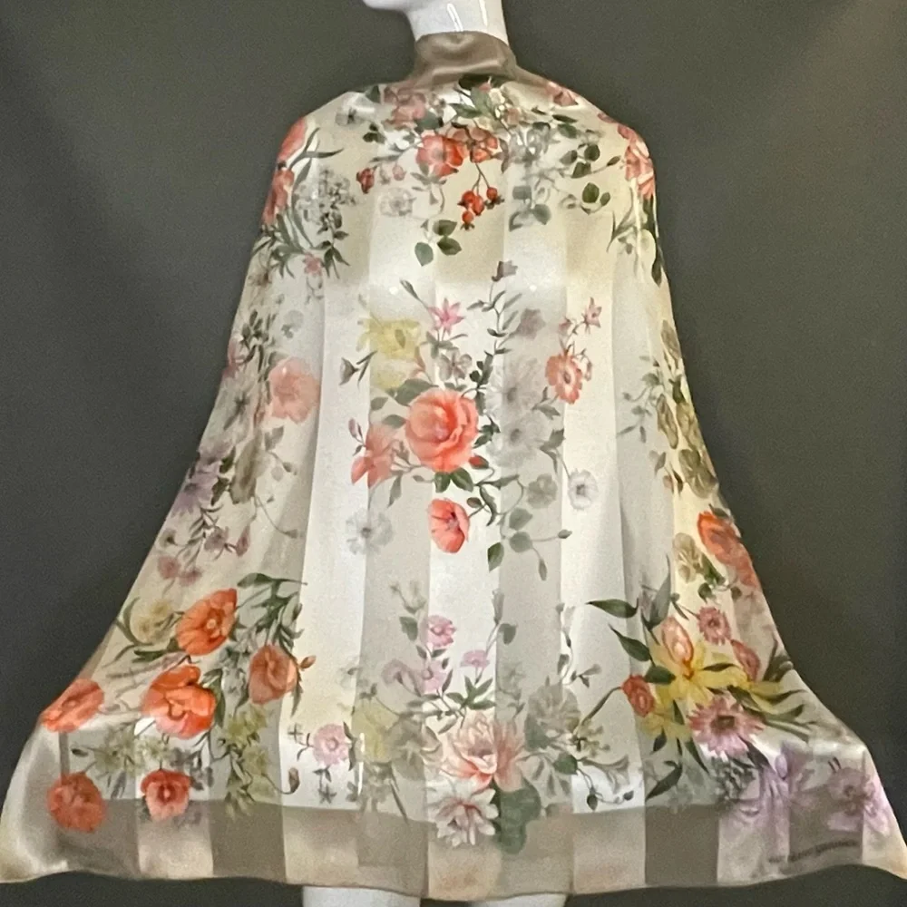 Lovely Valentino Garavani Silk Scarf Floral 34 In Excellent Condition